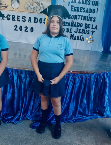 Maia en su egreso de primaria